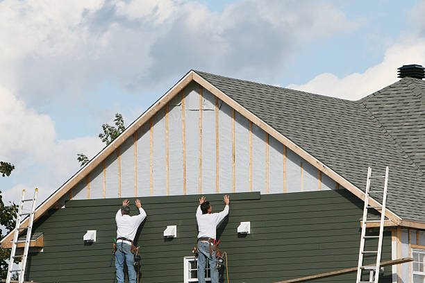 Professional Siding technician working in Riverton, IL